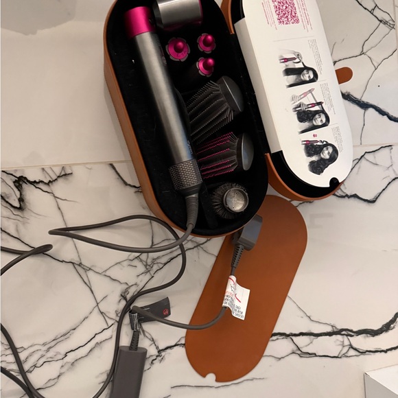 Dyson air wrap set in pink great condition - Picture 2 of 3